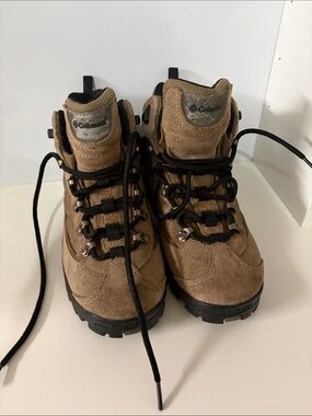 Columbia Tan Suede Hiking Boots with Black Laces